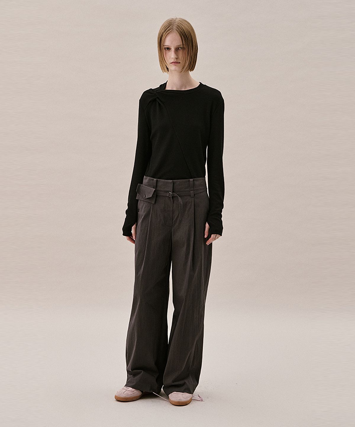 아위(AHWE) BELT BAG PANTS_CHARCOAL