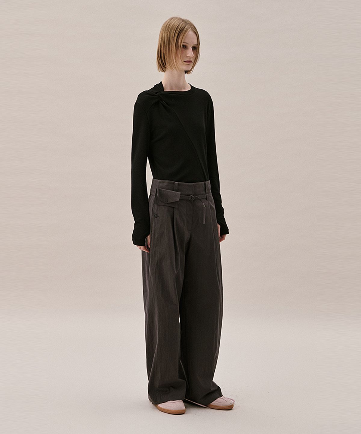 아위(AHWE) BELT BAG PANTS_CHARCOAL