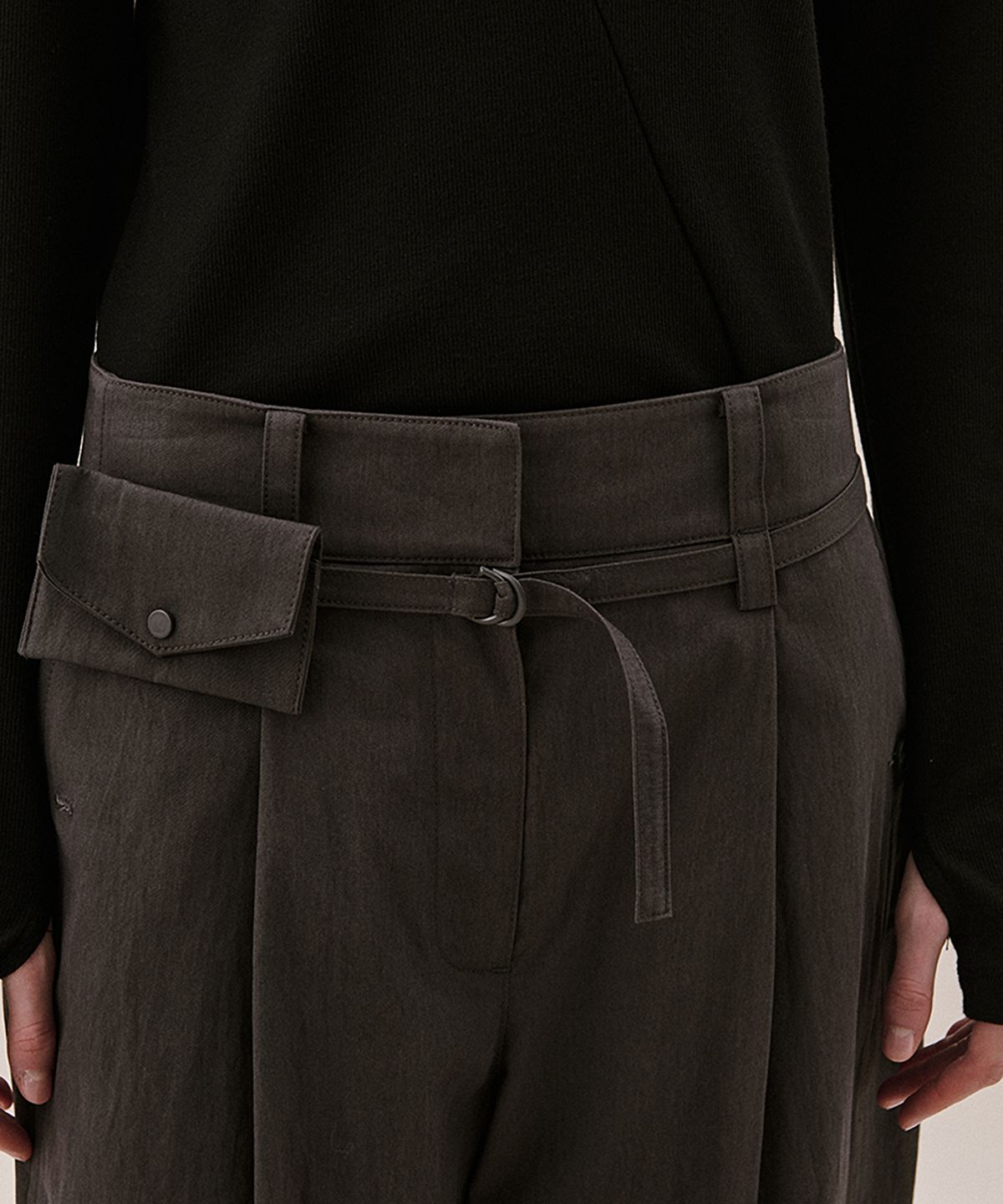 아위(AHWE) BELT BAG PANTS_CHARCOAL