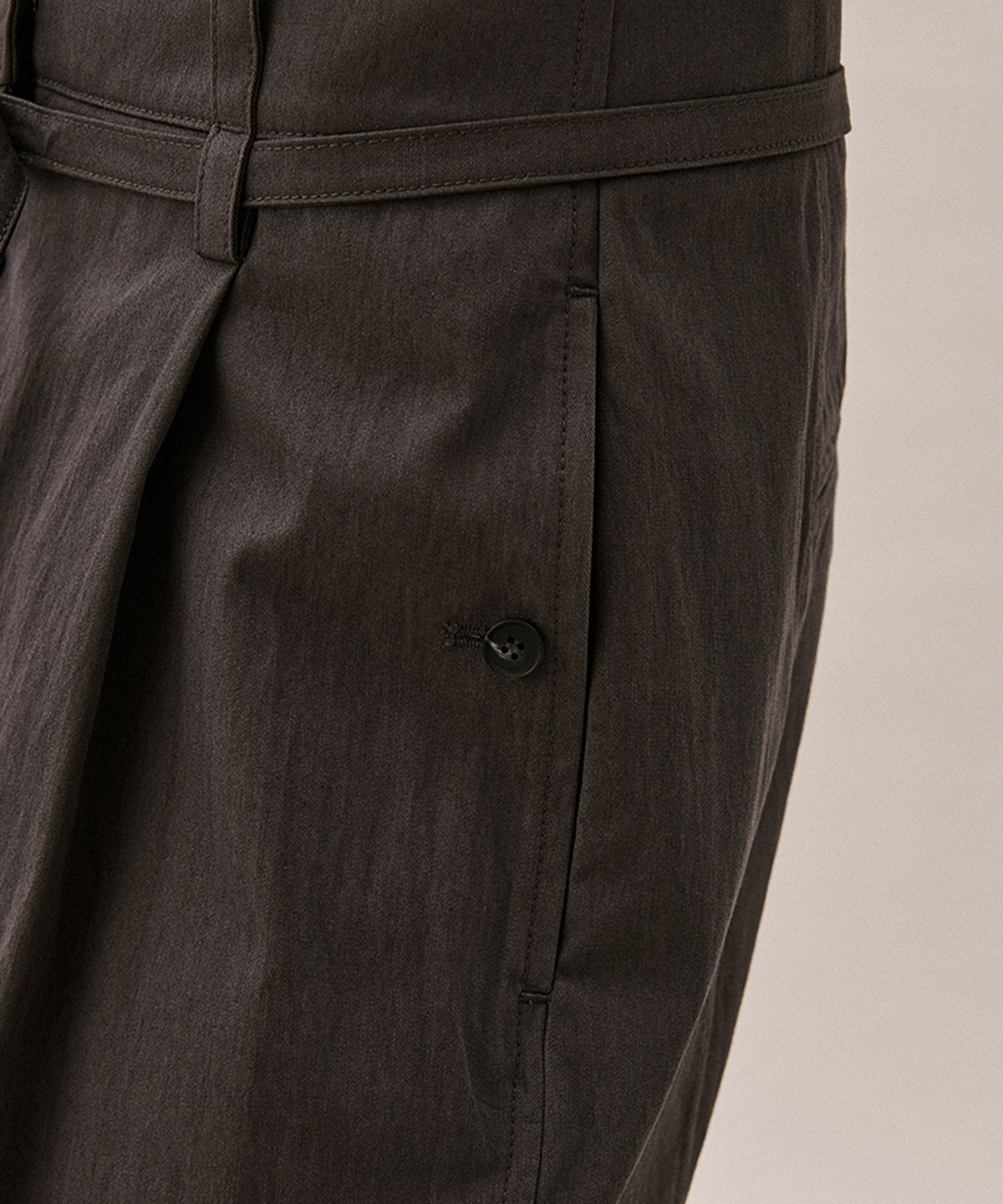 아위(AHWE) BELT BAG PANTS_CHARCOAL