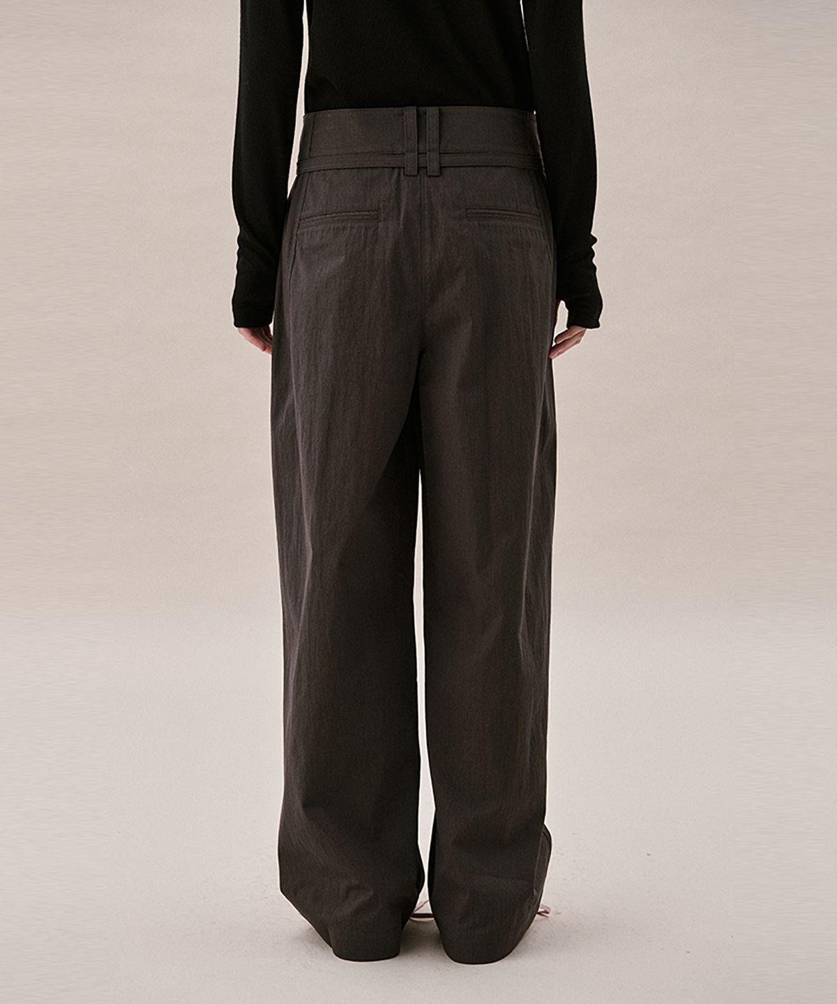 아위(AHWE) BELT BAG PANTS_CHARCOAL