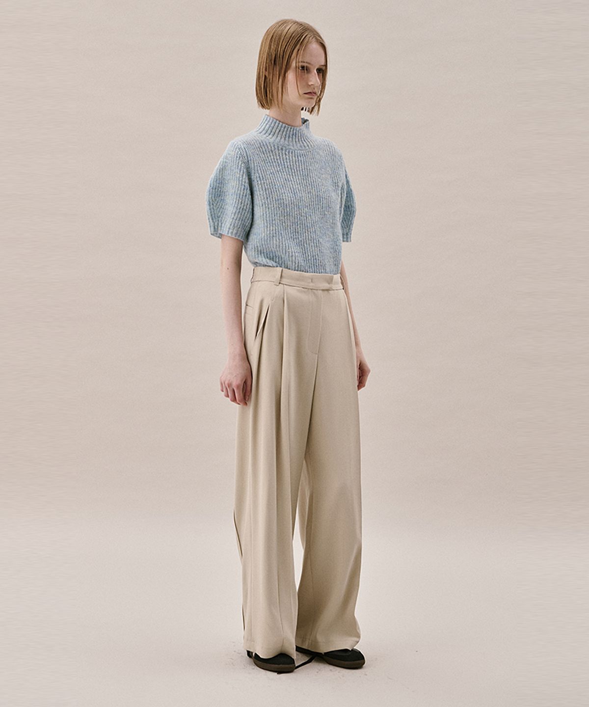 아위(AHWE) ITALIAN WOOL BLEND TUCKED PANTS_LIGHT BEIGE