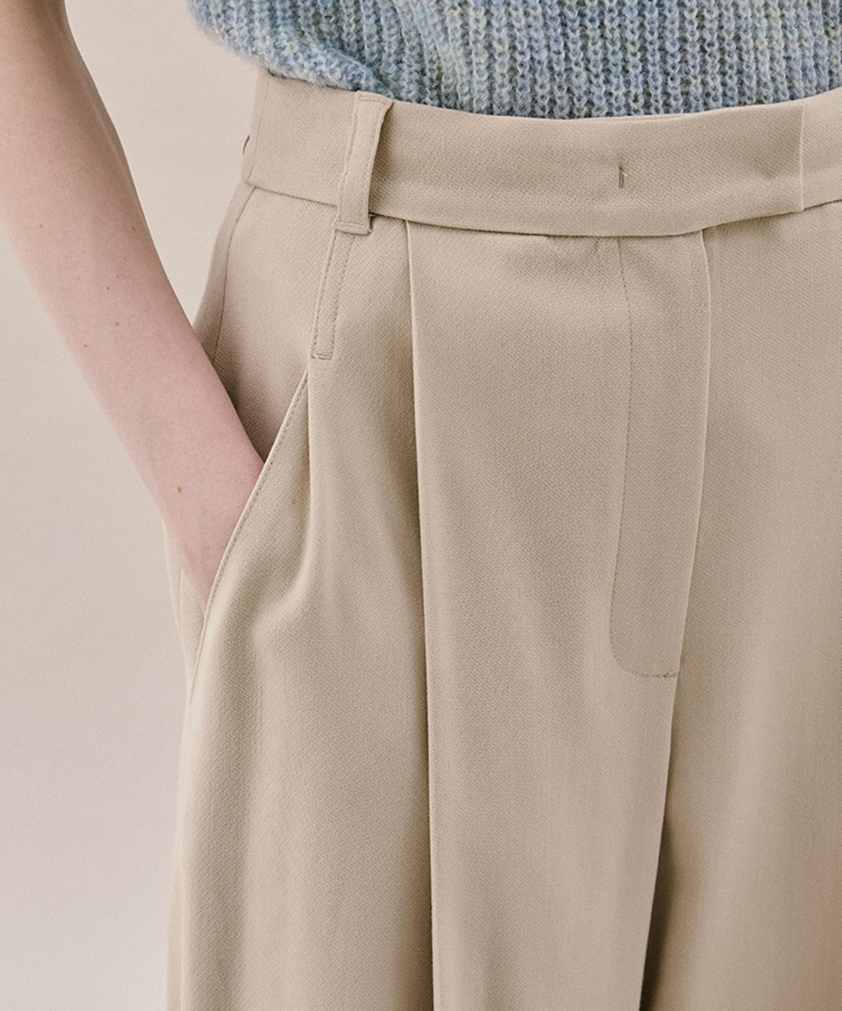 아위(AHWE) ITALIAN WOOL BLEND TUCKED PANTS_LIGHT BEIGE