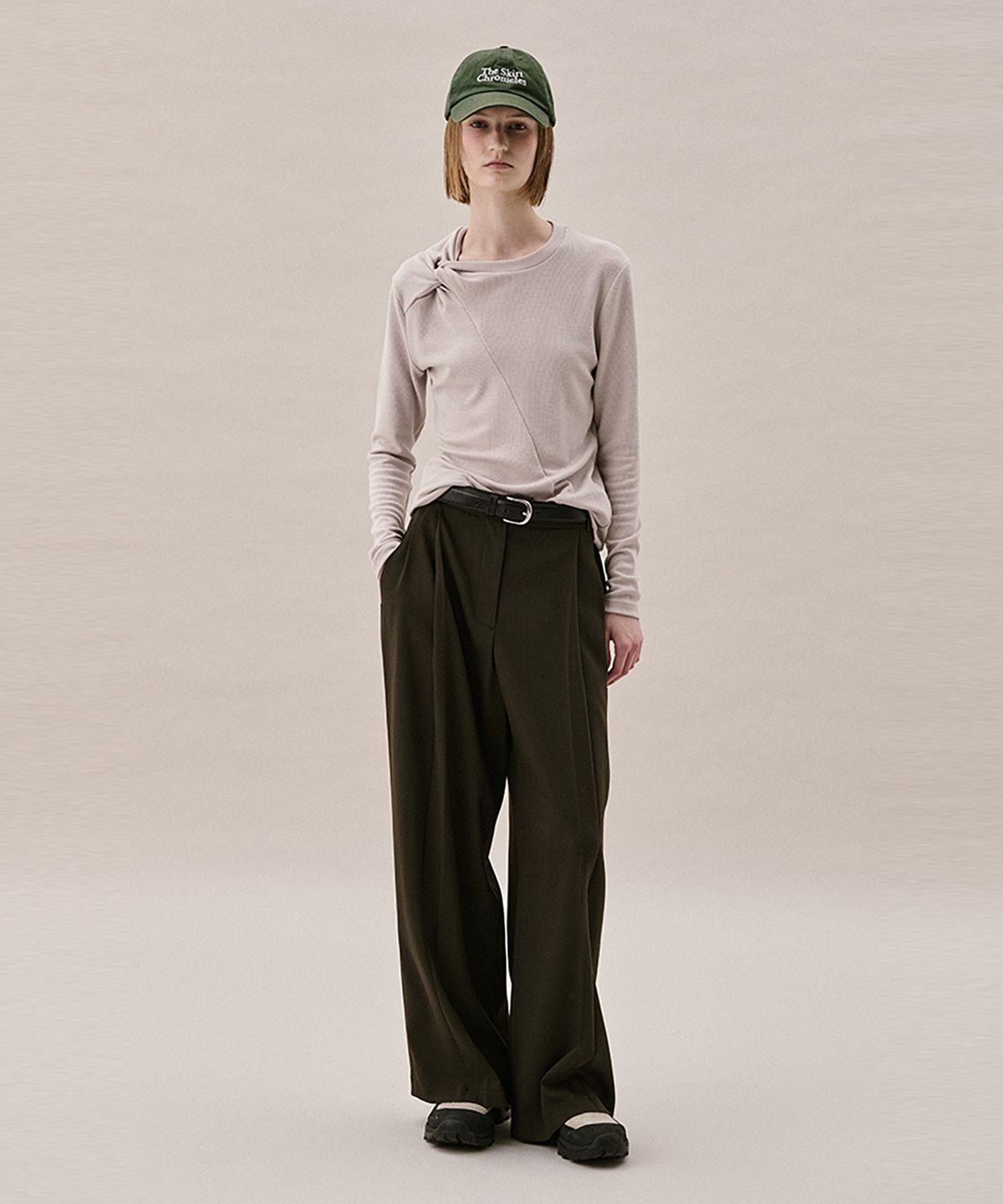 아위(AHWE) ITALIAN WOOL BLEND TUCKED PANTS_DARK KHAKI