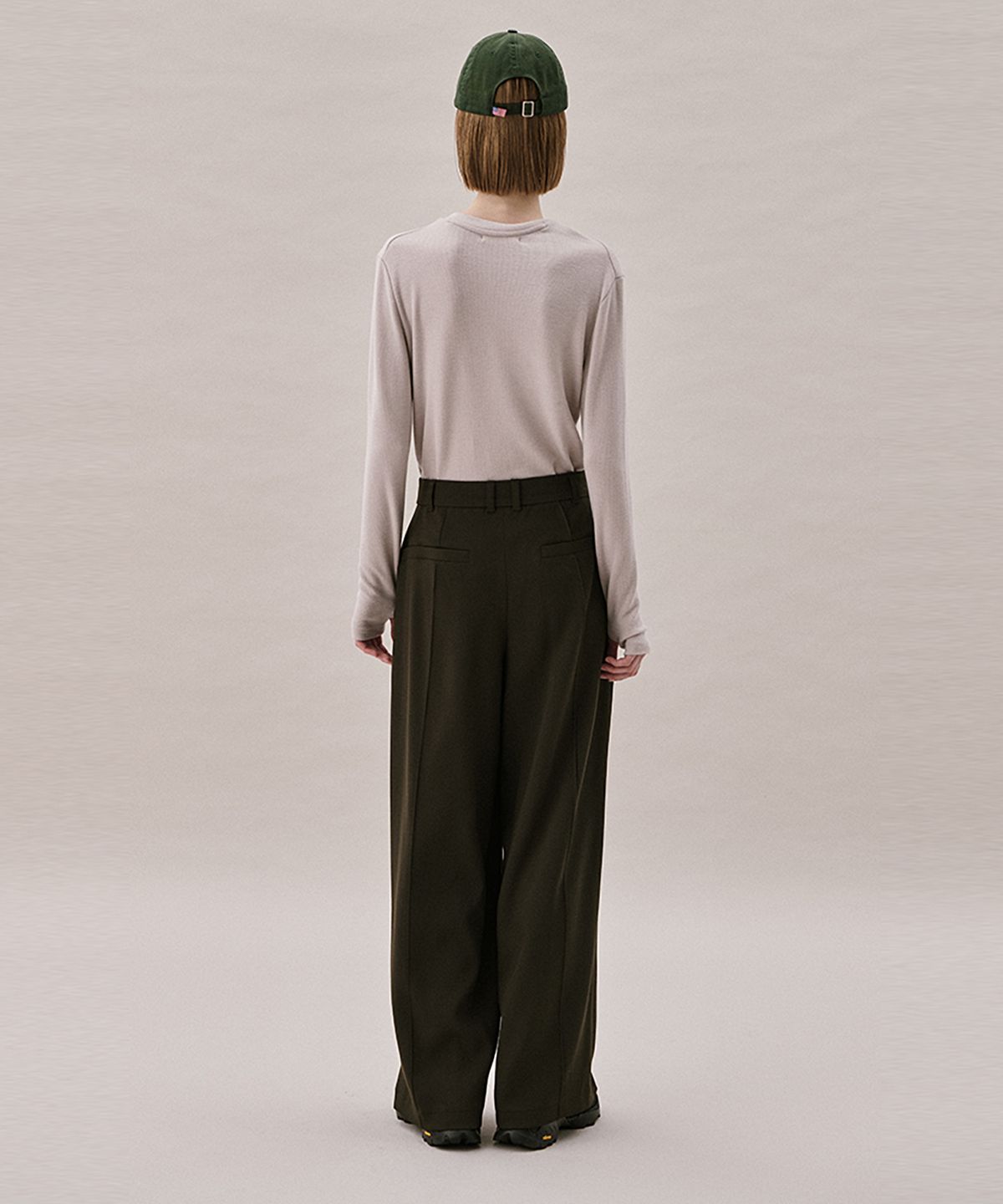 아위(AHWE) ITALIAN WOOL BLEND TUCKED PANTS_DARK KHAKI