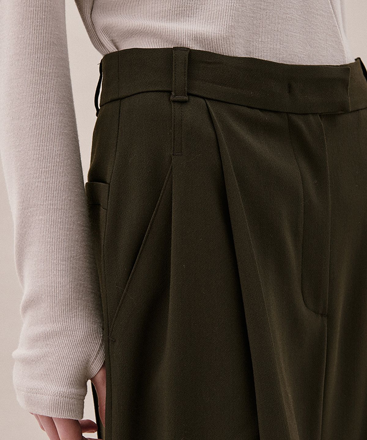 아위(AHWE) ITALIAN WOOL BLEND TUCKED PANTS_DARK KHAKI