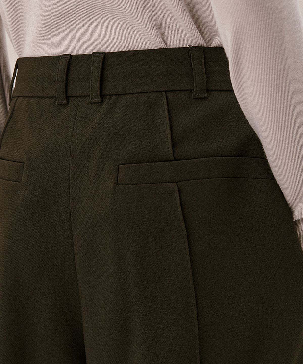 아위(AHWE) ITALIAN WOOL BLEND TUCKED PANTS_DARK KHAKI