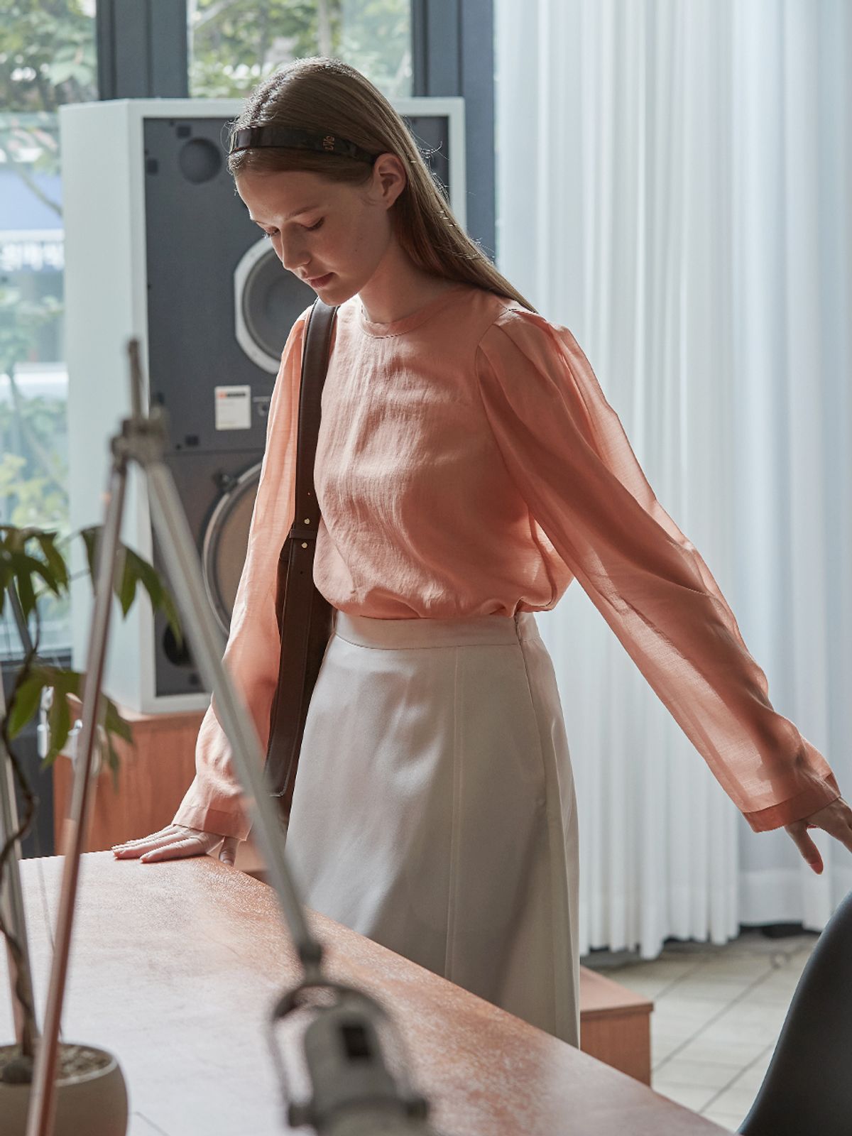비뮤즈맨션(BEMUSE MANSION) Sheer volume blouse - Black