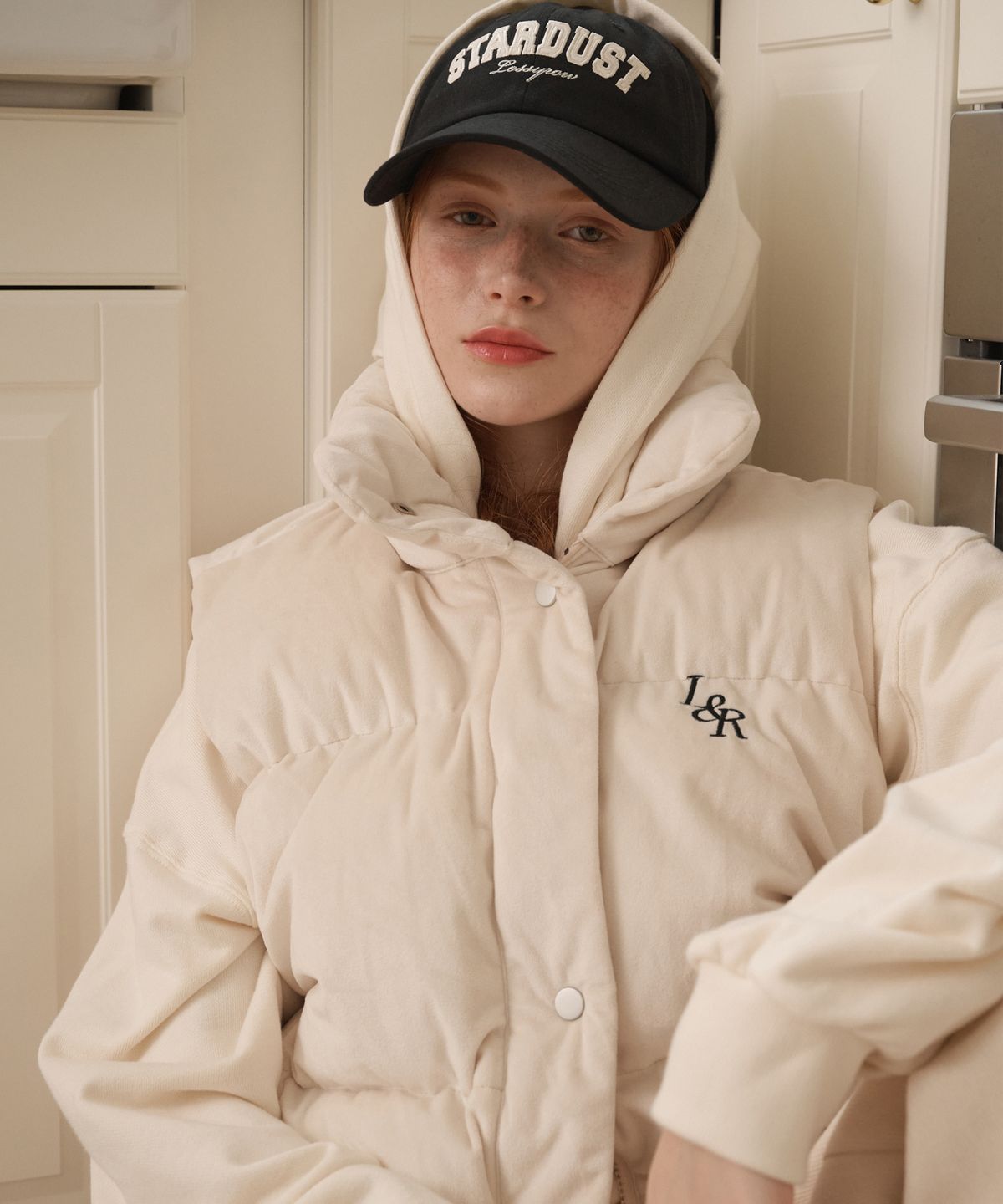 로시로우(LOSSYROW) L&R Velvet Padded Vest Cream