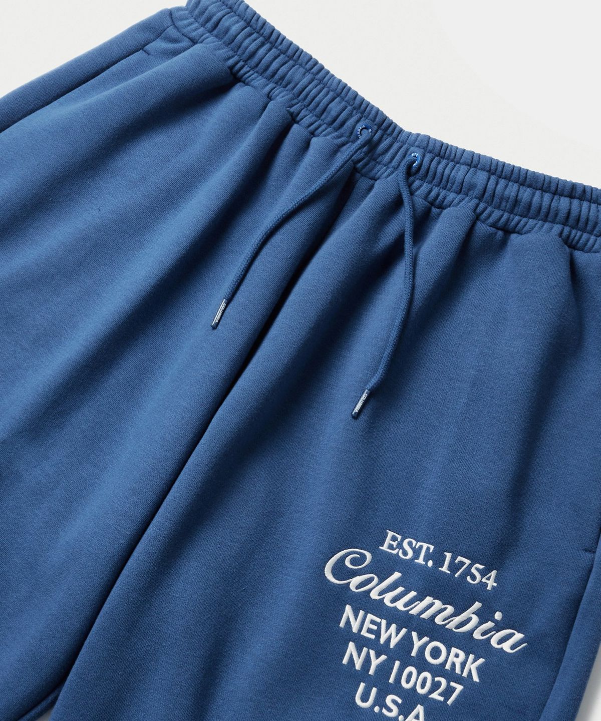 컬럼비아 유니버시티(COLUMBIA UNIVERSITY) CU BIG SCRIPT FLEECE WIDE SEATPANTS 프렌치블루