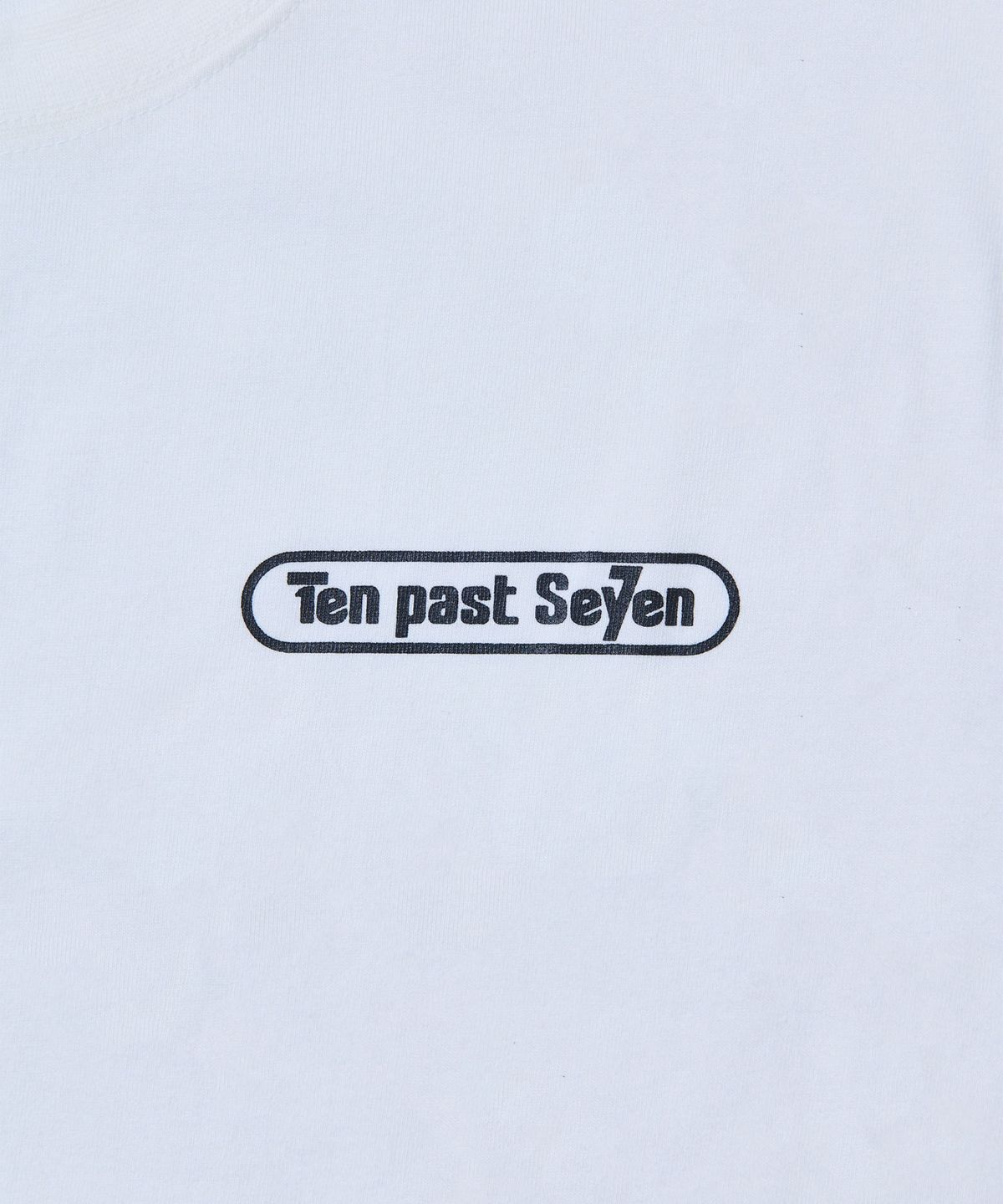텐 패스트 세븐(TEN PAST SEVEN) 레터링 프린트 티셔츠 - 화이트