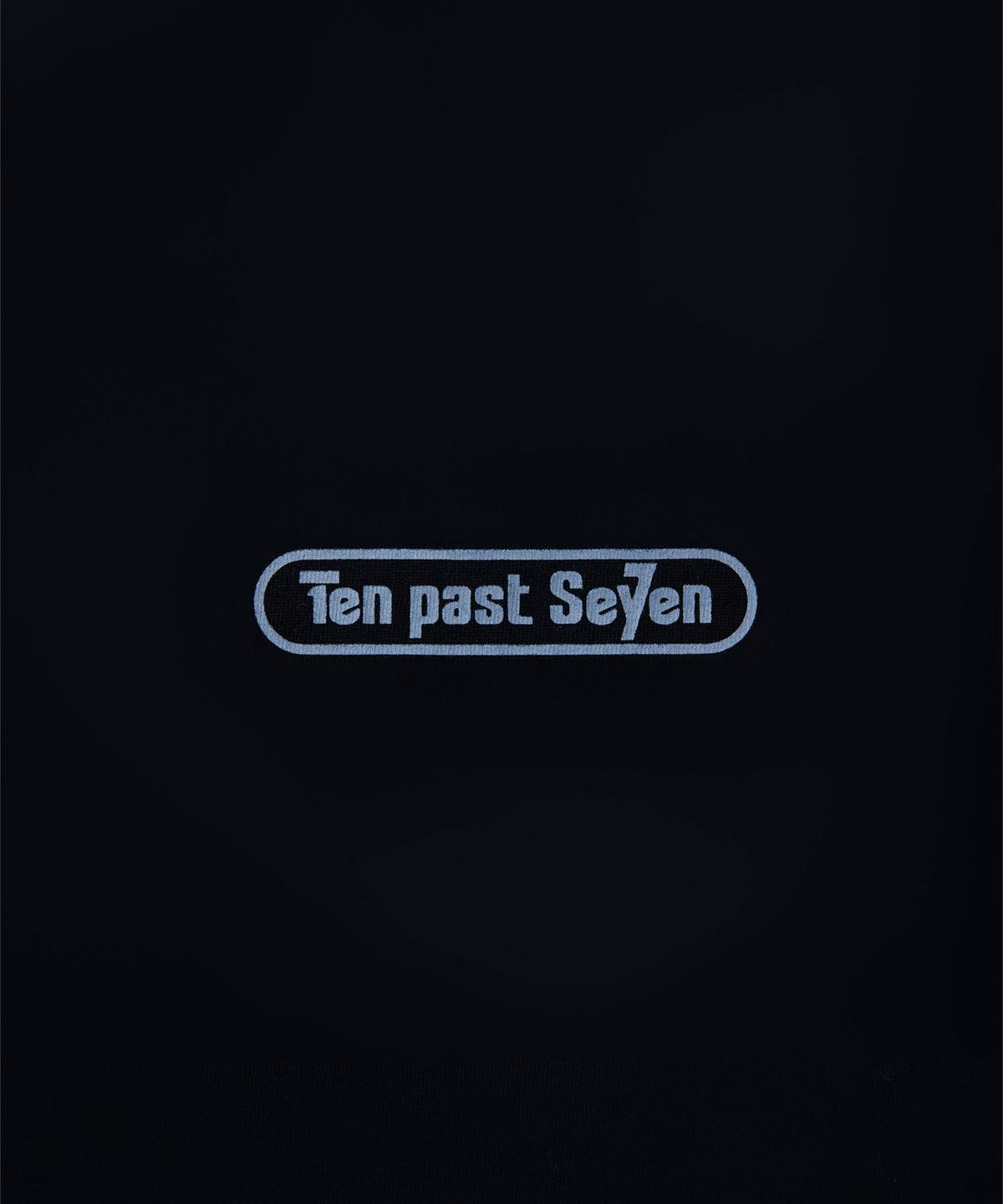 텐 패스트 세븐(TEN PAST SEVEN) 레터링 프린트 티셔츠 - 블랙