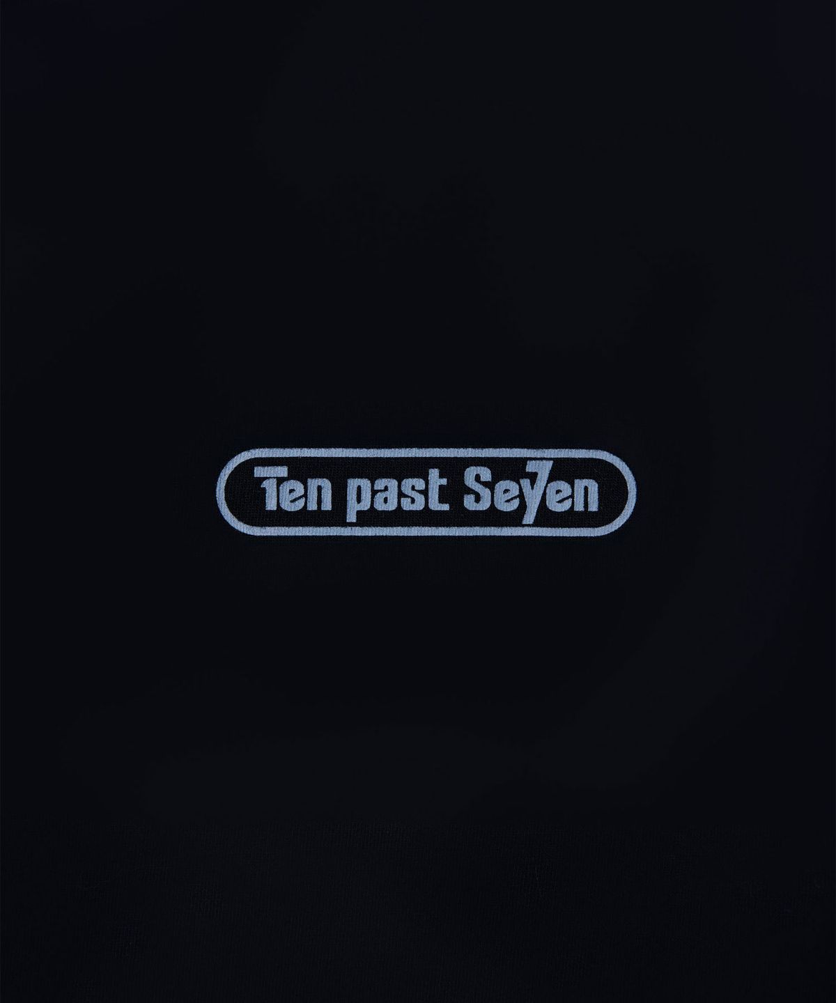 텐 패스트 세븐(TEN PAST SEVEN) 로고 프린트 긴팔 티셔츠 - 블랙