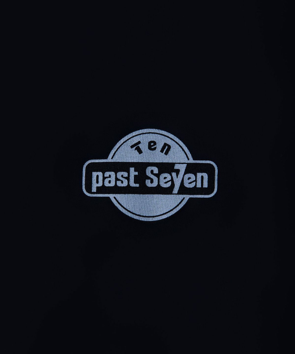 텐 패스트 세븐(TEN PAST SEVEN) 심볼 프린트 긴팔 티셔츠 - 블랙