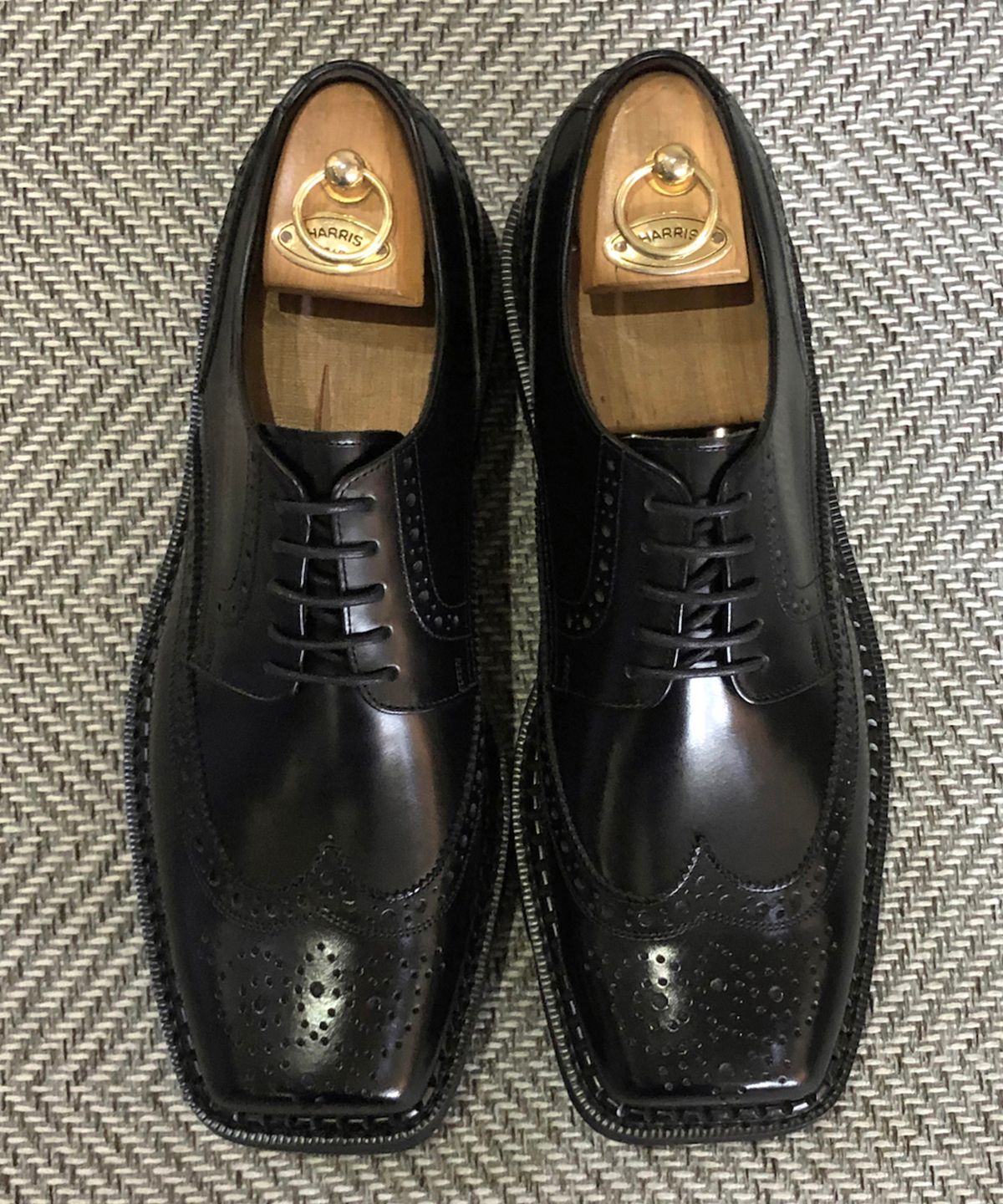 조앤슈(JOENSHOE) 토우컷 윙팁 옥스퍼드 워커 블랙