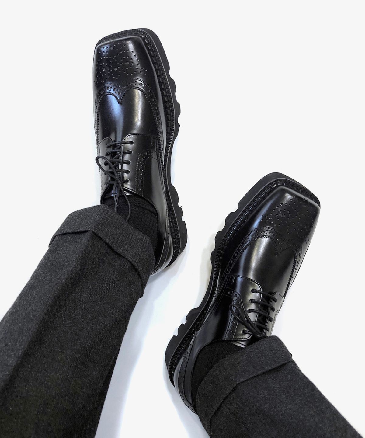 조앤슈(JOENSHOE) 토우컷 윙팁 옥스퍼드 워커 블랙