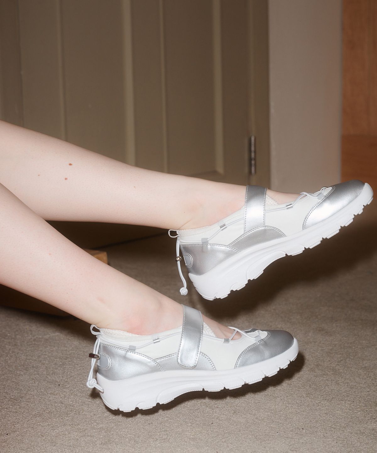 뜨홍(TTHONE) FREYA 스트랩 벨크로 스니커즈 4CM [Silver]