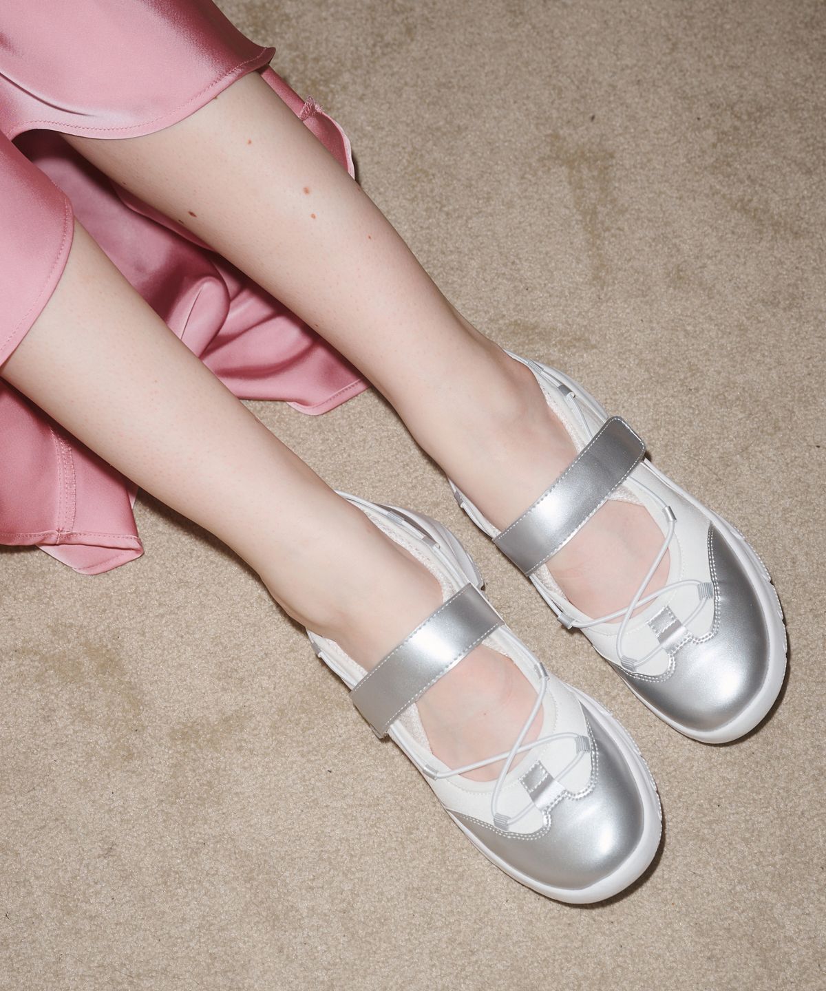 뜨홍(TTHONE) FREYA 스트랩 벨크로 스니커즈 4CM [Silver]