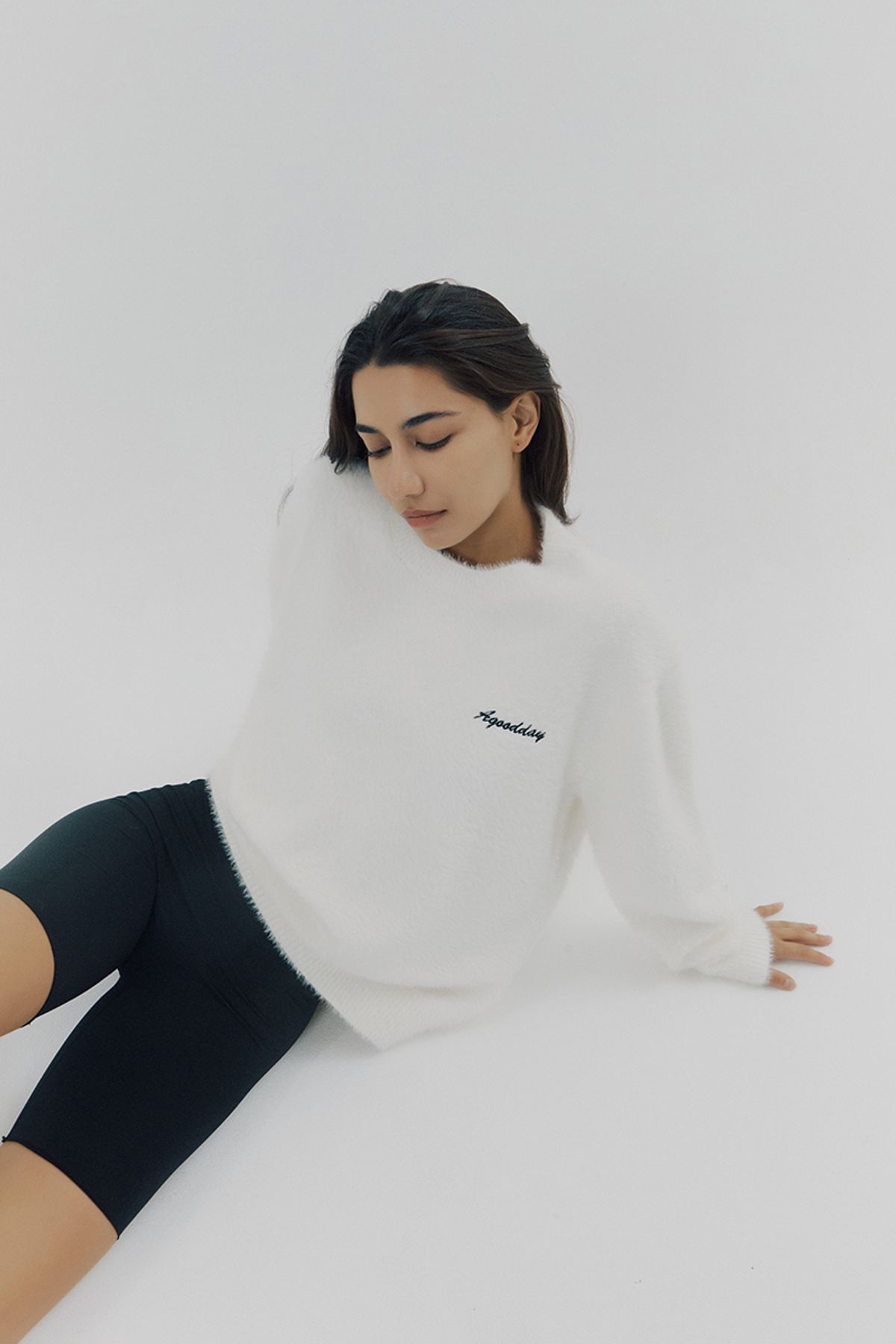 어굿데이(AGOODDAY) [UNISEX]  BISCOUS ROUND KNIT (white)