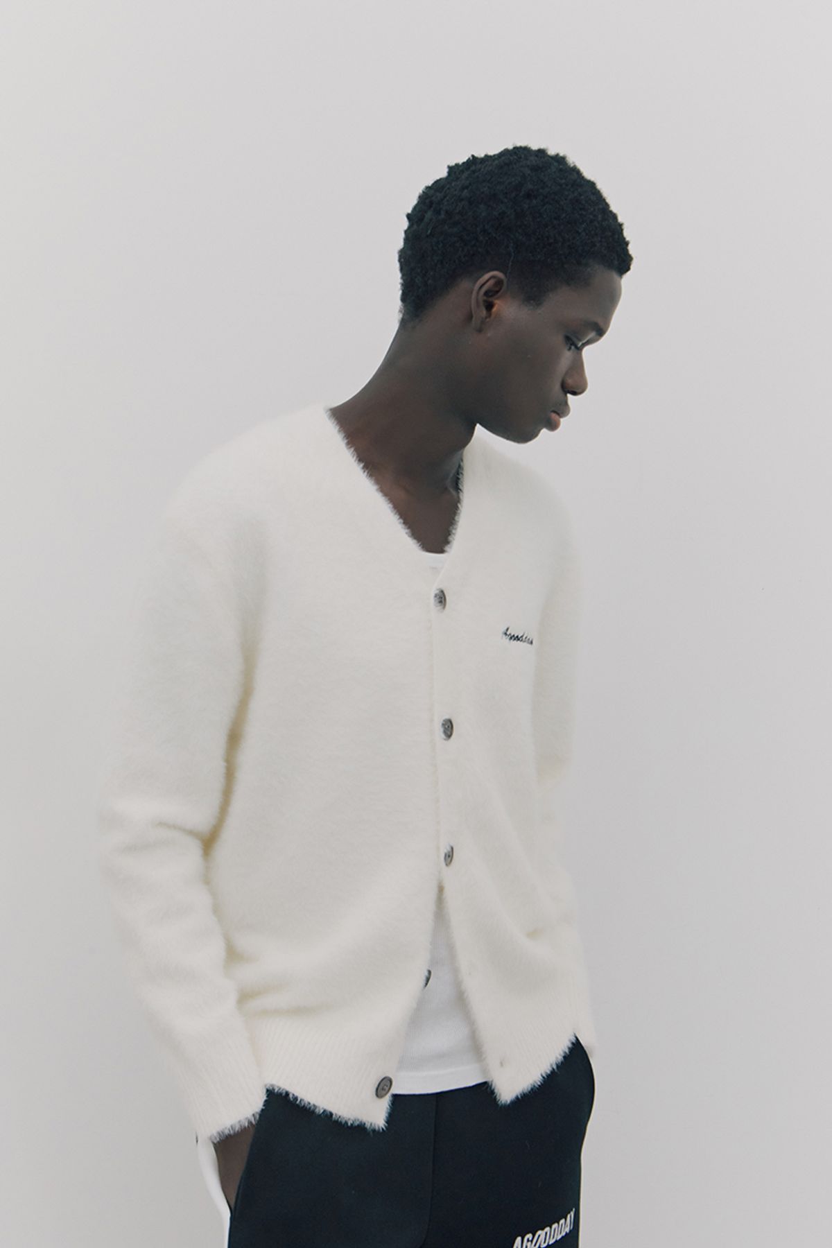 어굿데이(AGOODDAY) [UNISEX]  BISCOUS V-NECK CARDIGUN (white)