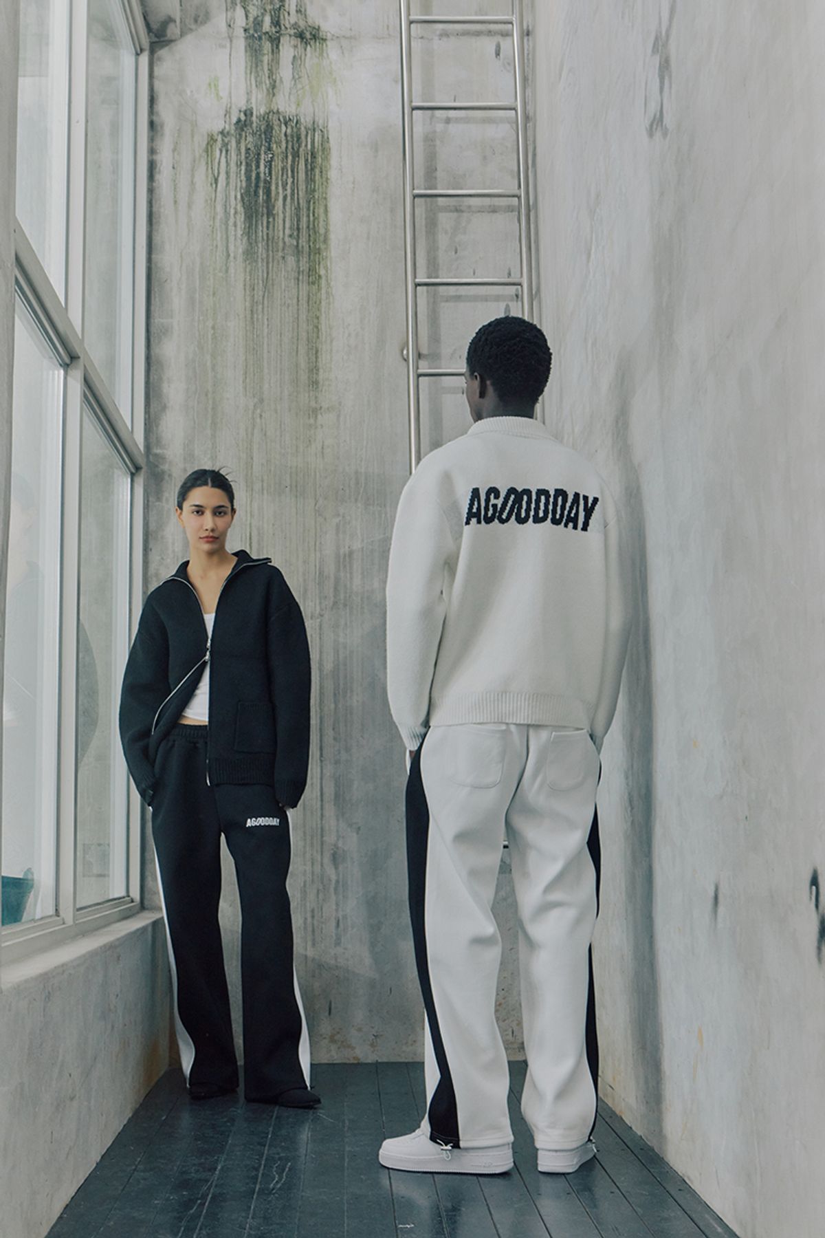 어굿데이(AGOODDAY) [UNISEX]  TEMBER SWEATER (white)