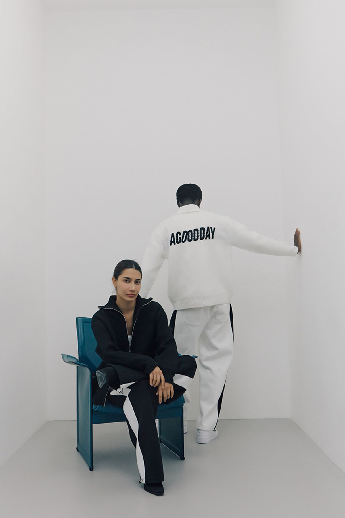 어굿데이(AGOODDAY) [UNISEX]  TEMBER SWEATER (white)