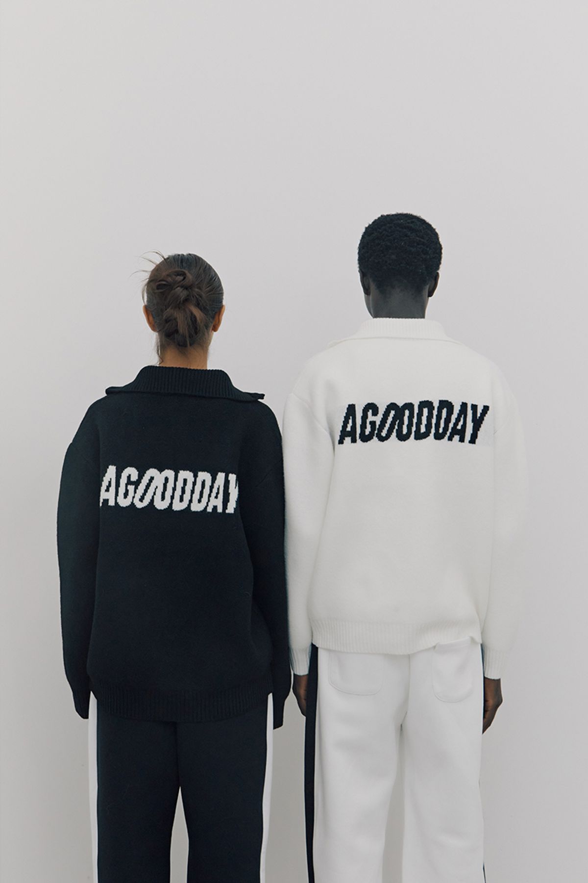 어굿데이(AGOODDAY) [UNISEX]  TEMBER SWEATER (white)