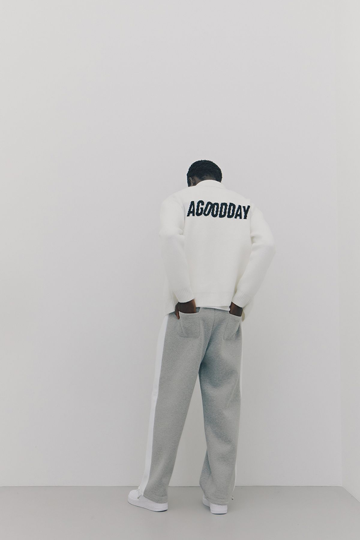 어굿데이(AGOODDAY) [UNISEX]  TEMBER SWEATER (white)