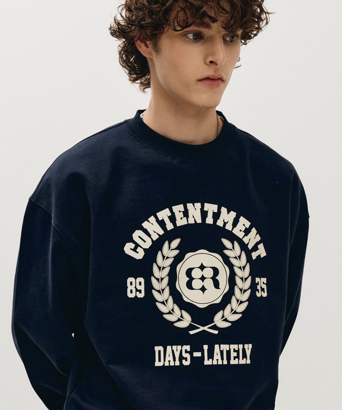 이코르(ECORR) 월계수 로고 스웨트셔츠_네이비