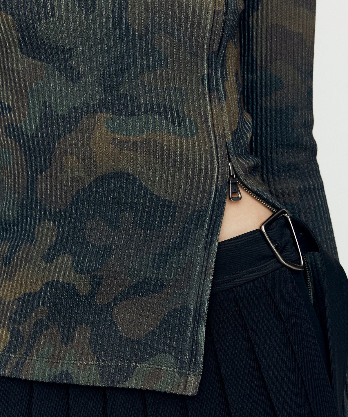 앤더슨벨(ADSB ANDERSSON BELL) 카모플라쥬 프린티드 니트 탑 atb1188w(KHAKI)