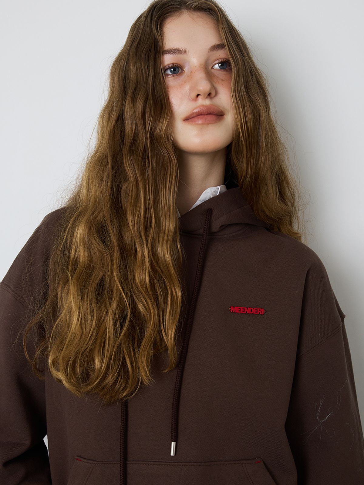 민더리(MEENDERI) [UNISEX] BARTACK STITCH HOODIE - BROWN