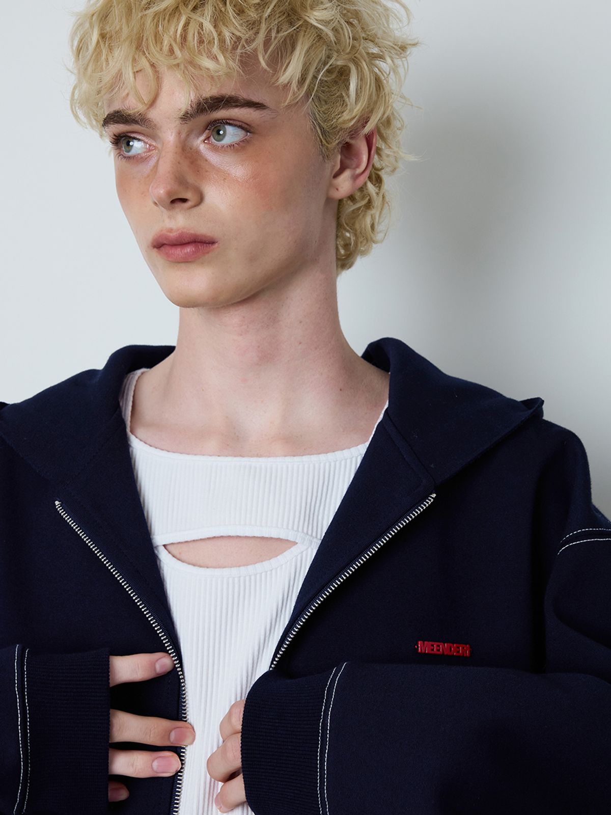 민더리(MEENDERI) [UNISEX] STITCH POCKET ZIP UP HOODIE - NAVY