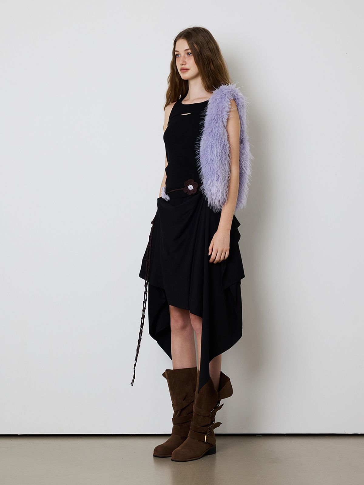 민더리(MEENDERI) CURVE CUTTING SLEEVELESS TOP - BLACK