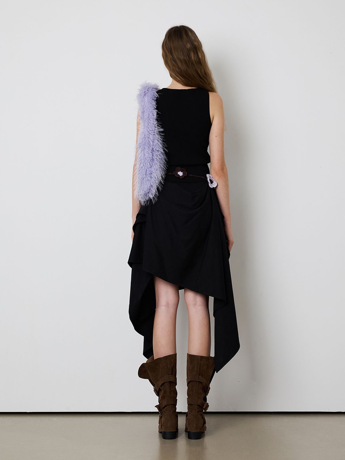 민더리(MEENDERI) CURVE CUTTING SLEEVELESS TOP - BLACK