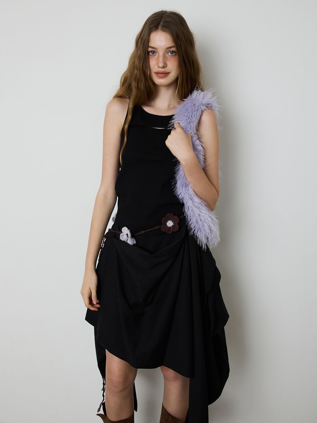 민더리(MEENDERI) CURVE CUTTING SLEEVELESS TOP - BLACK