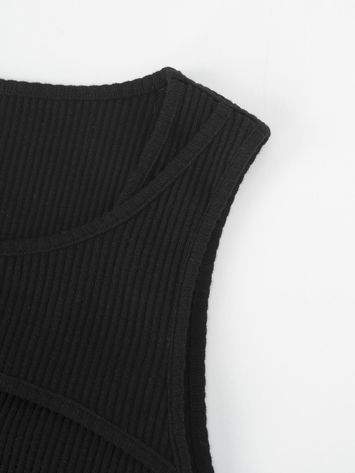 민더리(MEENDERI) CURVE CUTTING SLEEVELESS TOP - BLACK