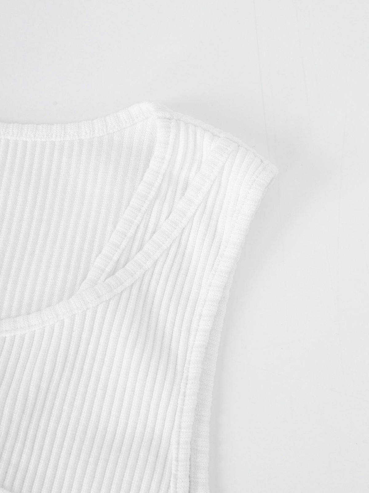 민더리(MEENDERI) CURVE CUTTING SLEEVELESS TOP - WHITE