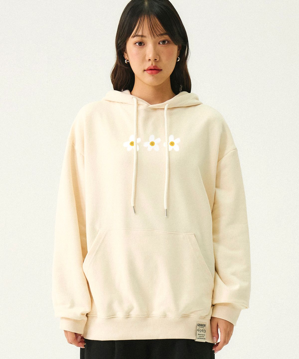 그레이버(GRAVER) [UNISEX]3 페인팅 플라워 스마일 후드티_크림