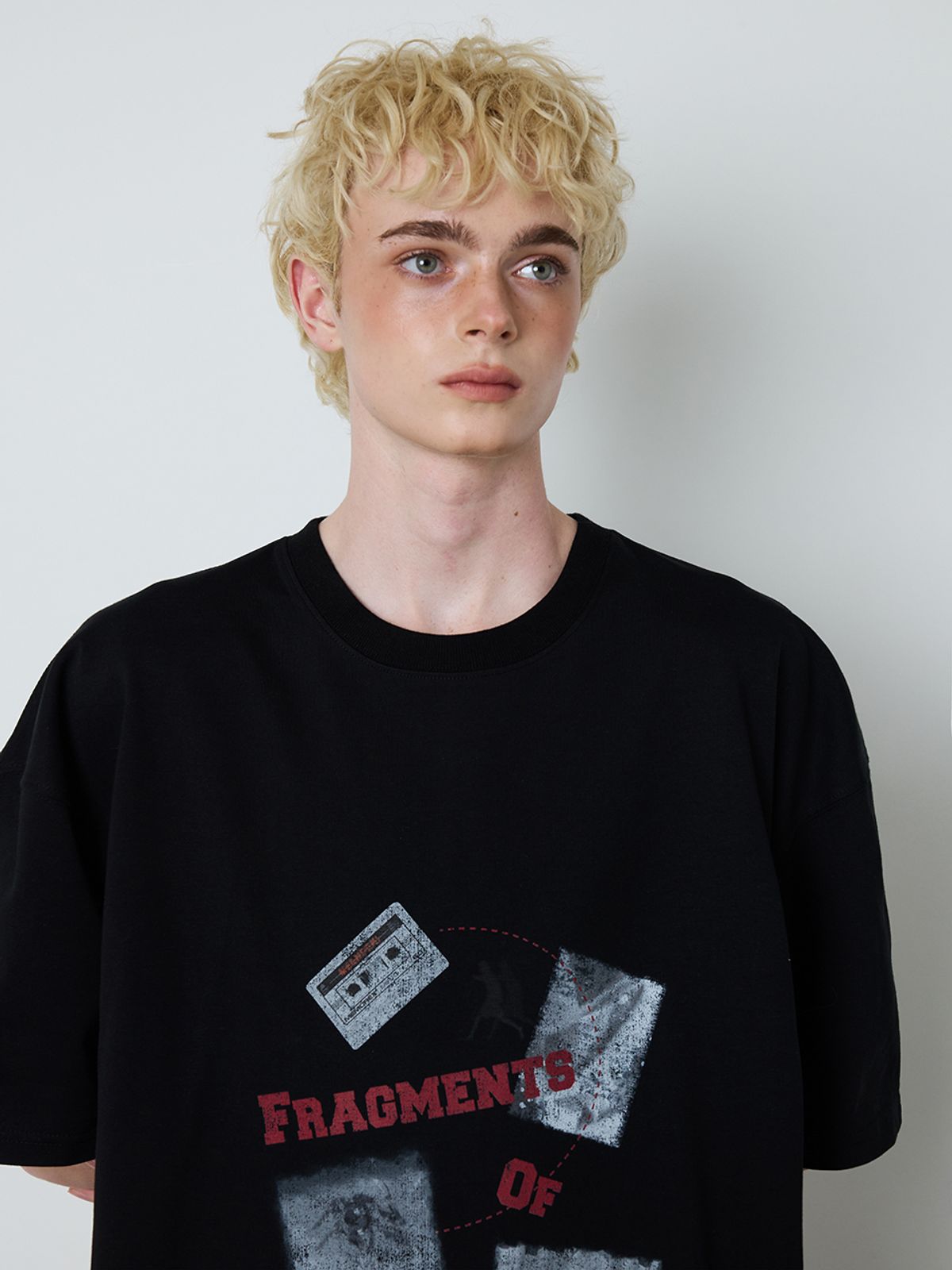 민더리(MEENDERI) [UNISEX] FRAGMENTS PRINT T-SHIRT - BLACK