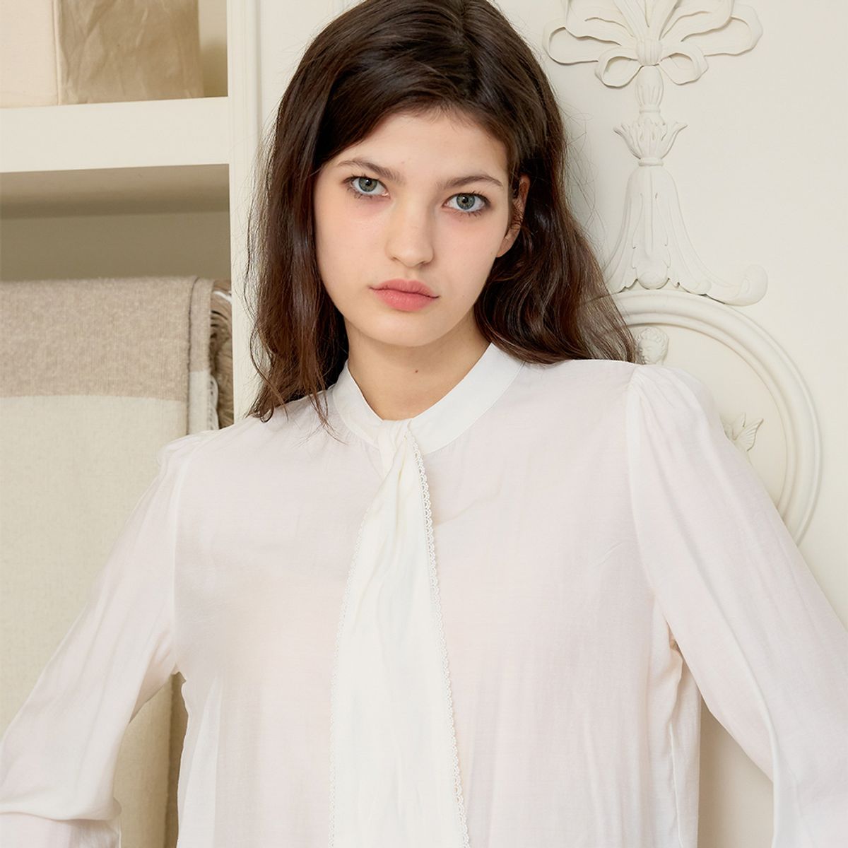 에이앤레이(AEIREI) AR_Ribbon style collar shirt