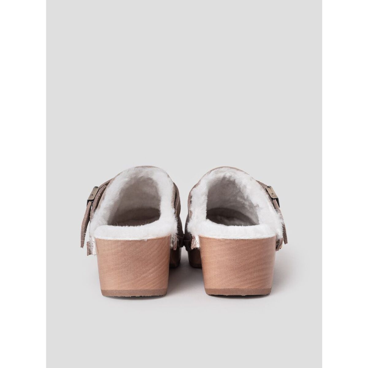 숄(SCHOLL) (WOMEN) 우드 솔 버튼 장식 크로그  베이지 (HH49K2W11A)