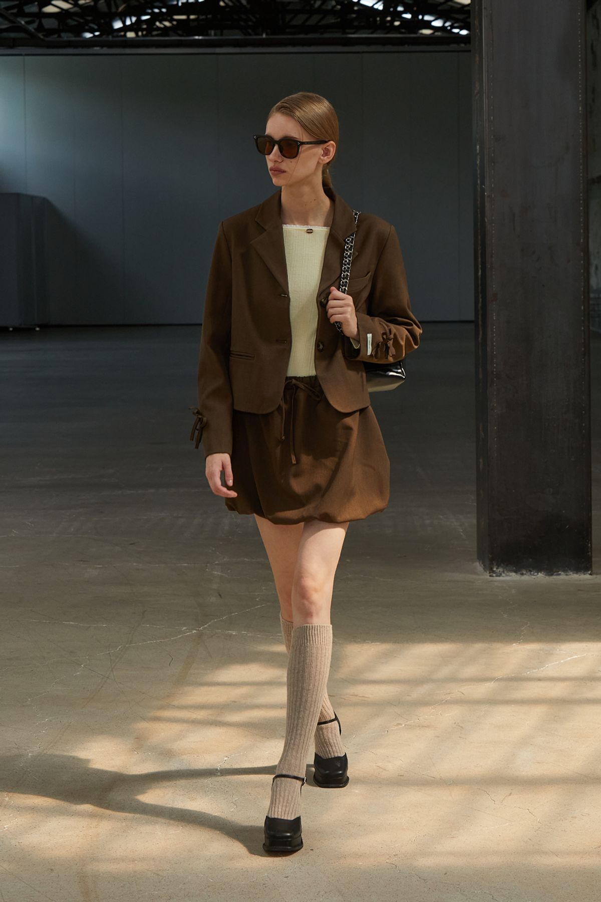 아노에틱(ANOETIC) SHIRRED BALLOON SKIRT_BROWN