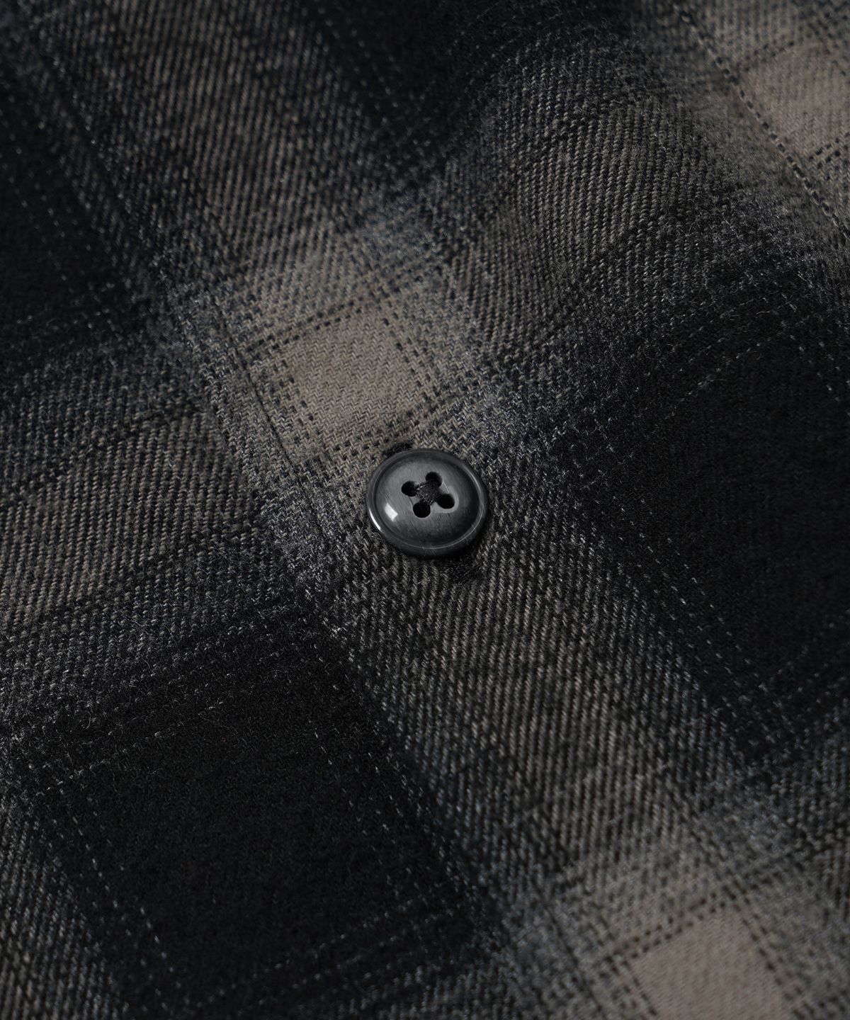 프리즘웍스(FRIZMWORKS) OMBRE FLANNEL RELAXED SHIRT _ BLACK