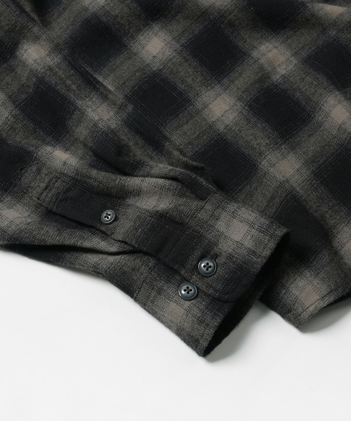 프리즘웍스(FRIZMWORKS) OMBRE FLANNEL RELAXED SHIRT _ BLACK