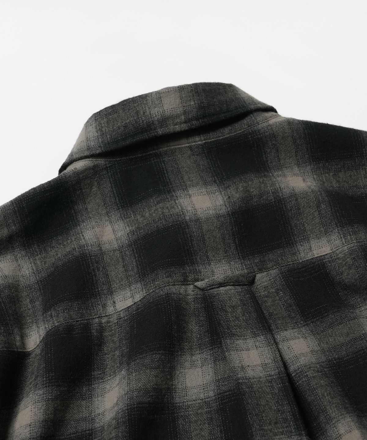 프리즘웍스(FRIZMWORKS) OMBRE FLANNEL RELAXED SHIRT _ BLACK
