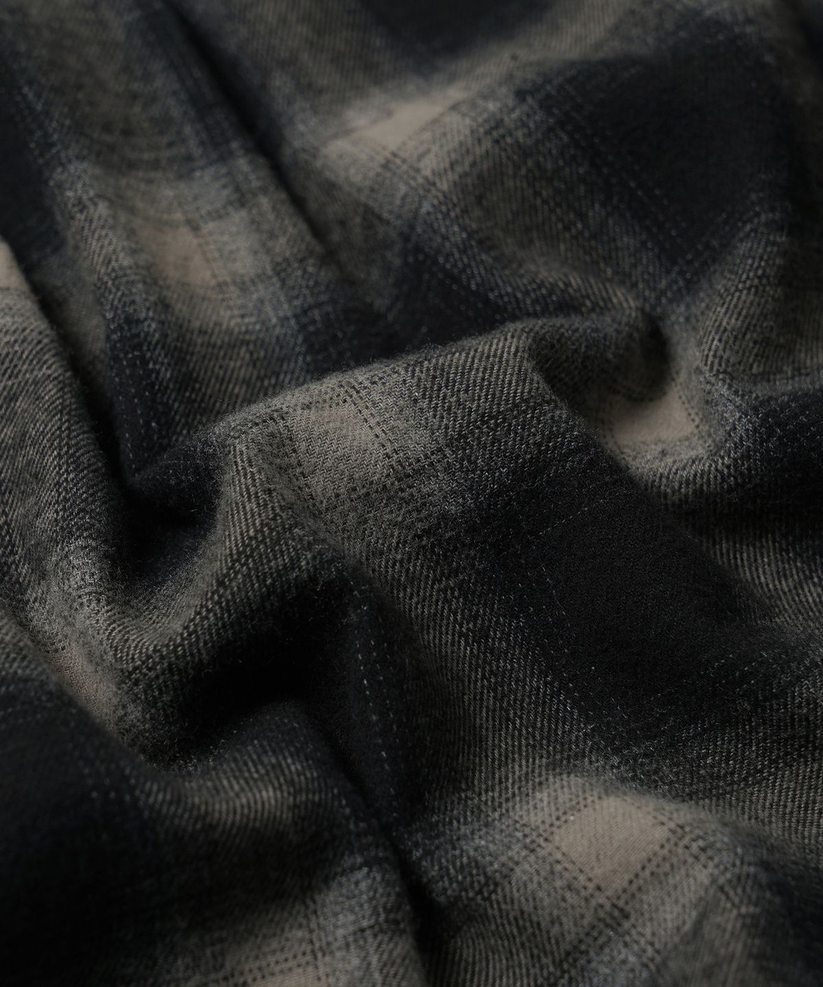 프리즘웍스(FRIZMWORKS) OMBRE FLANNEL RELAXED SHIRT _ BLACK