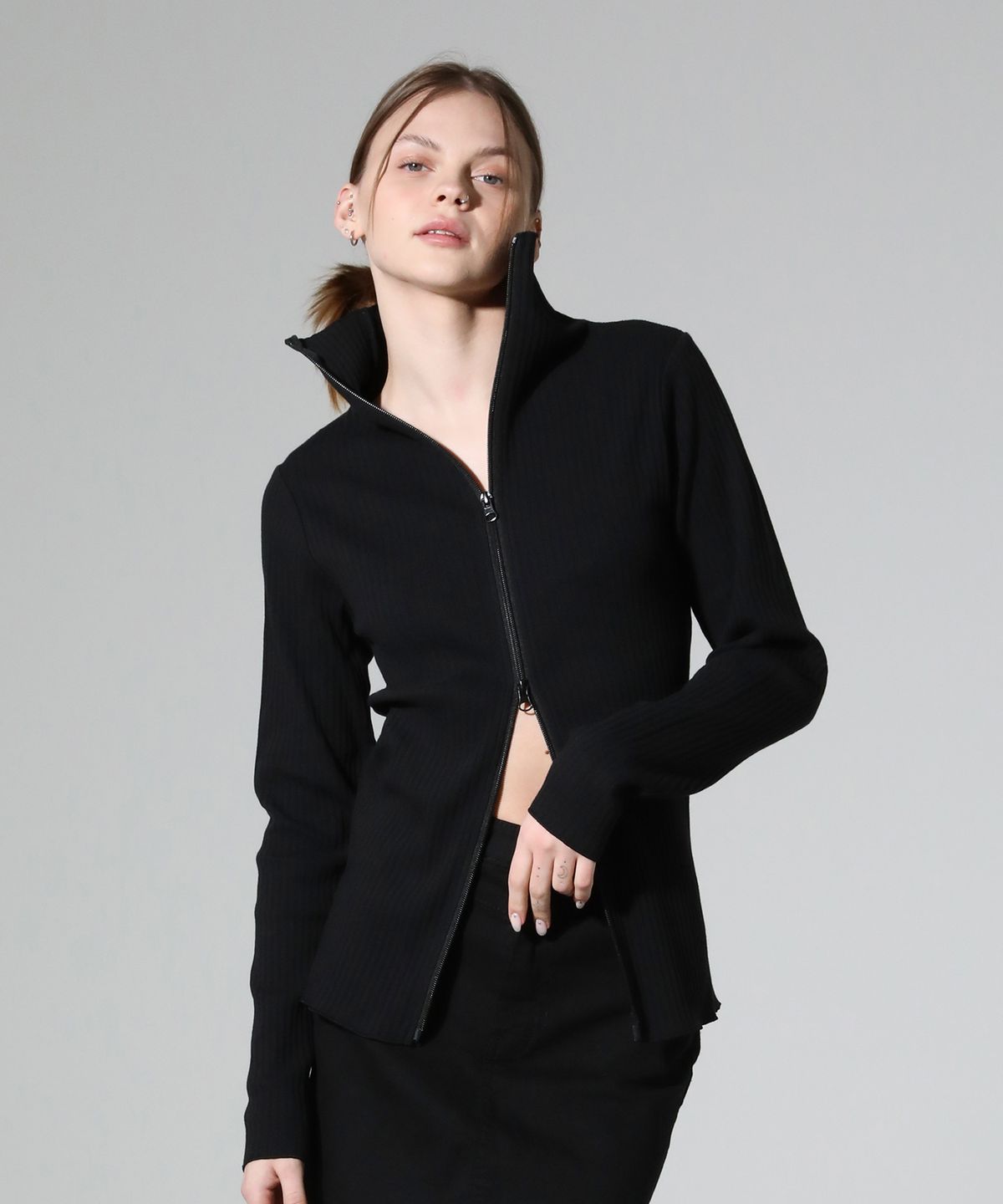림닉(REEMNIK) 하이넥 투 웨이 집업 리브드 니트 탑 [Black]