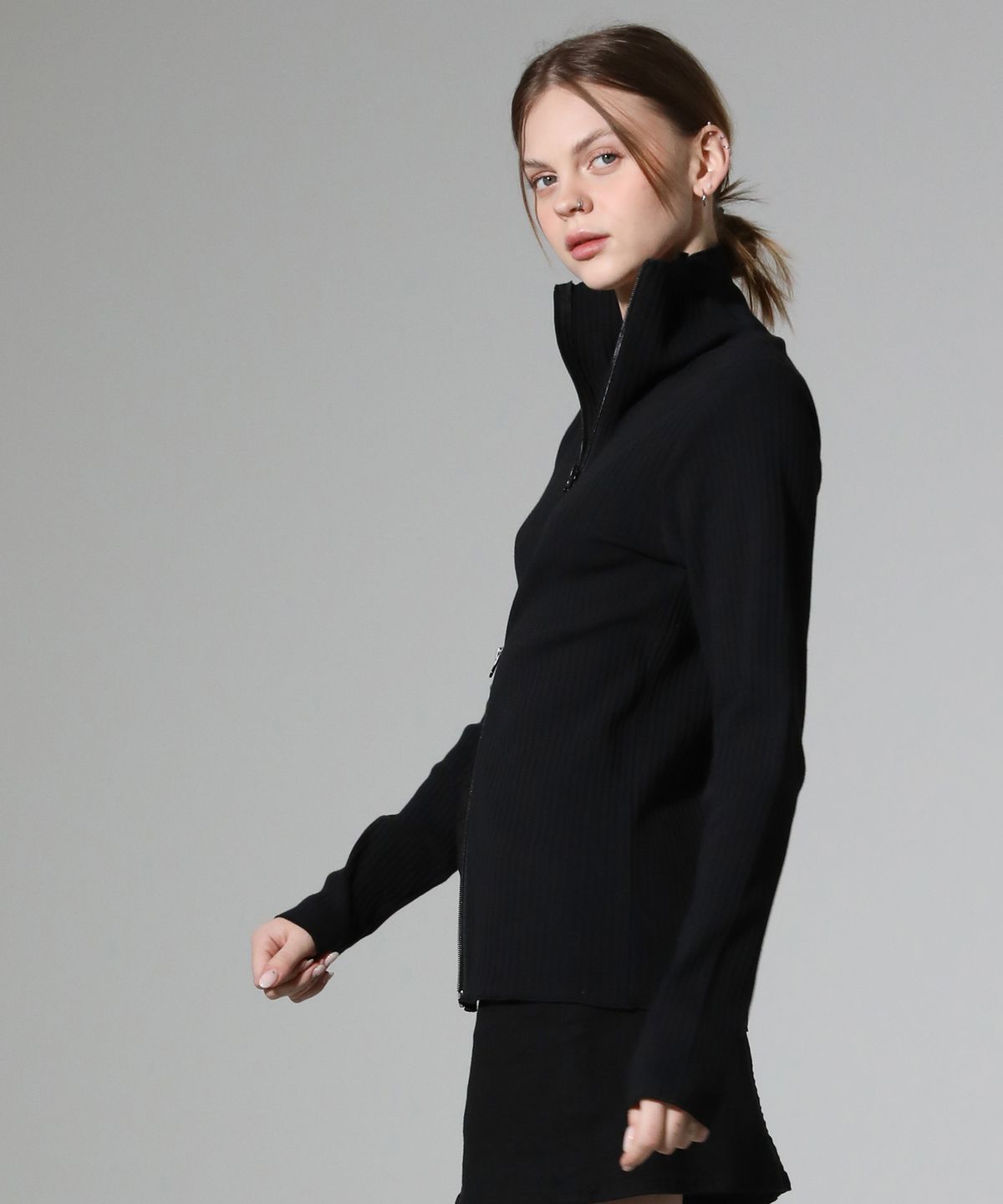 림닉(REEMNIK) 하이넥 투 웨이 집업 리브드 니트 탑 [Black]