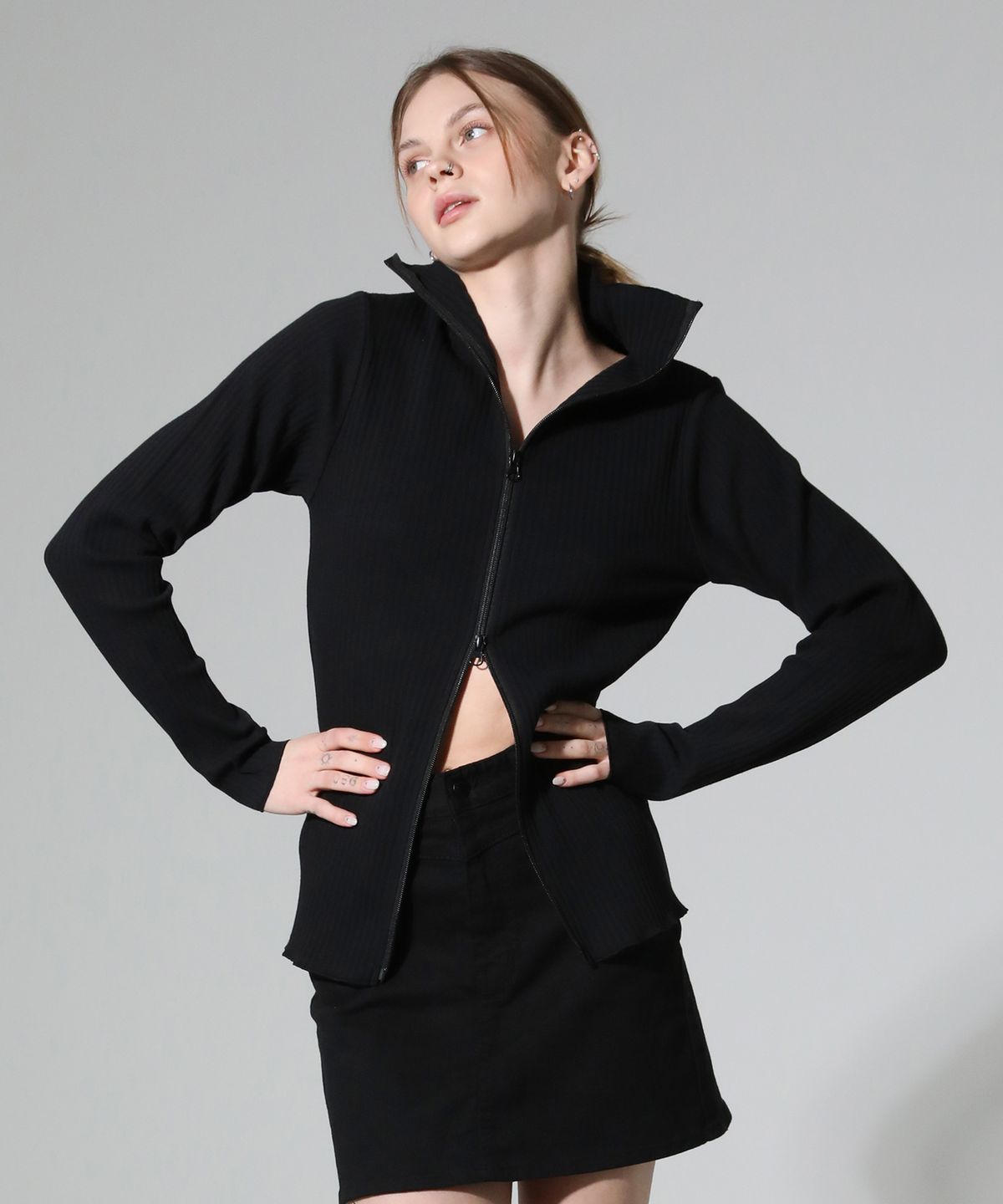 림닉(REEMNIK) 하이넥 투 웨이 집업 리브드 니트 탑 [Black]