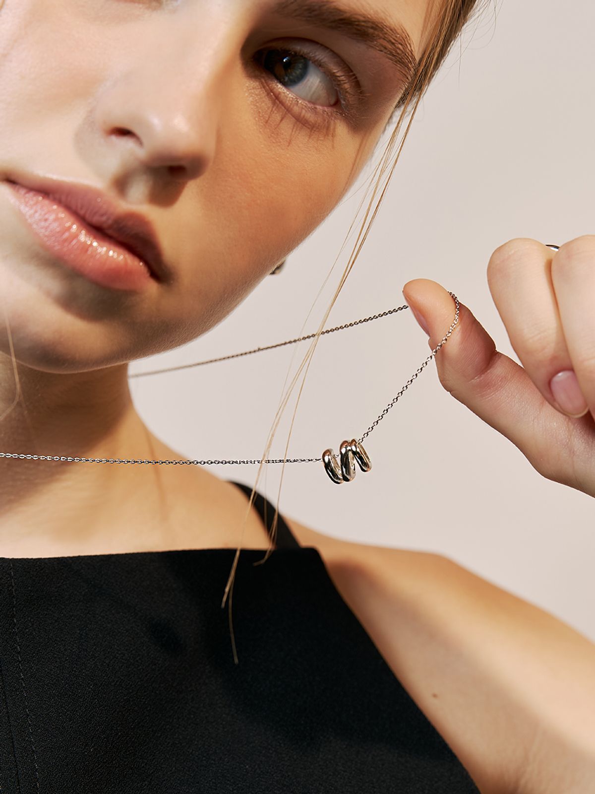 헤이(HEI) bold lilies pendant necklace